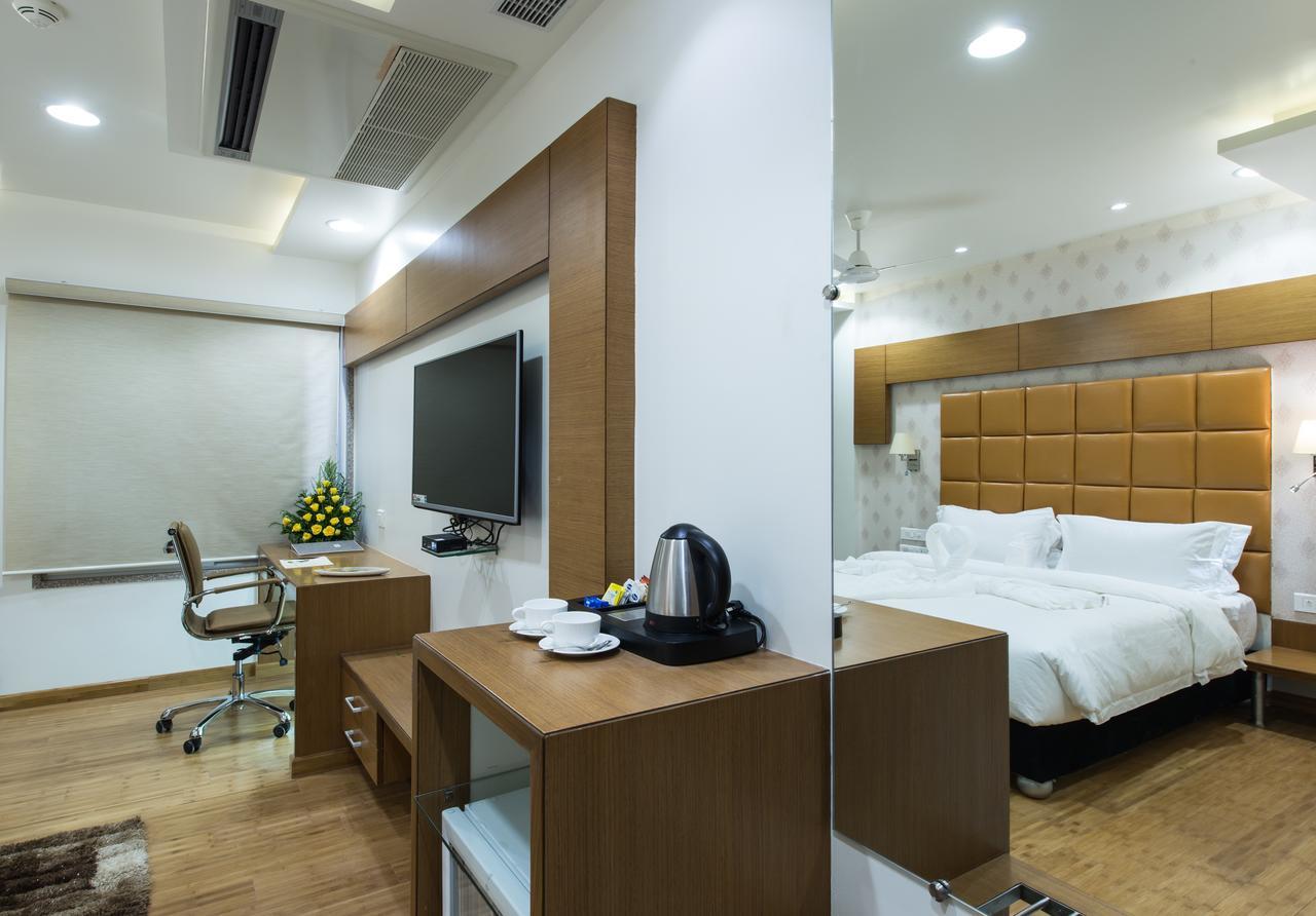 Hotel Atishay Бопал Екстериор снимка