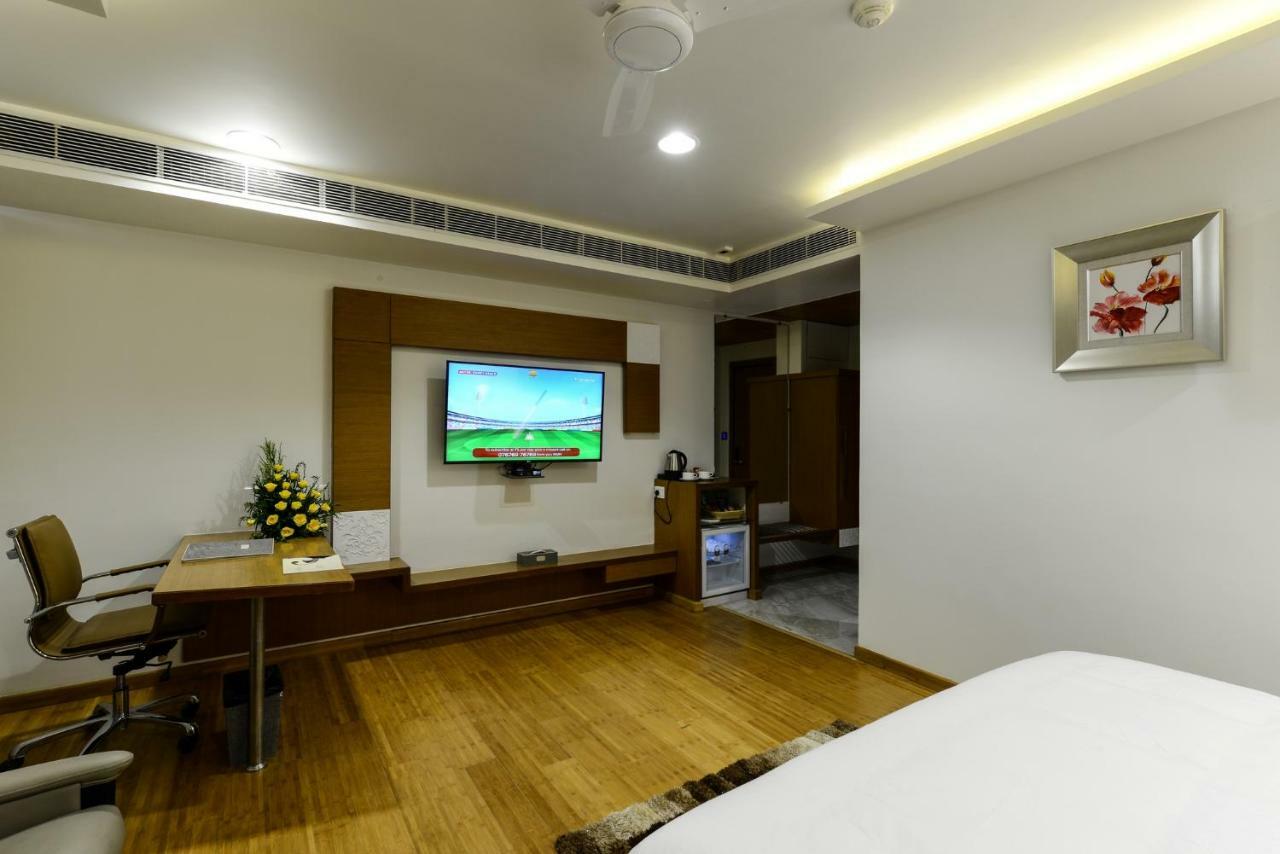 Hotel Atishay Бопал Екстериор снимка